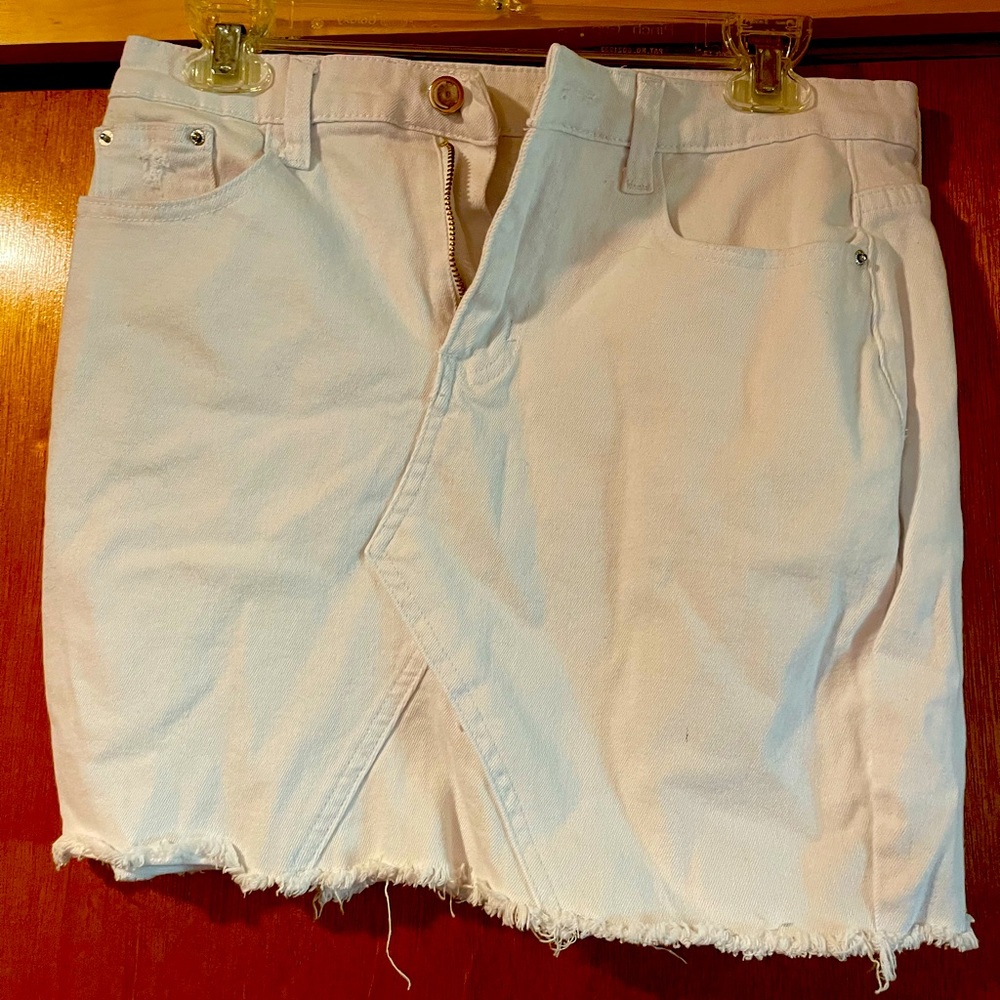 White denim skirt, never worn